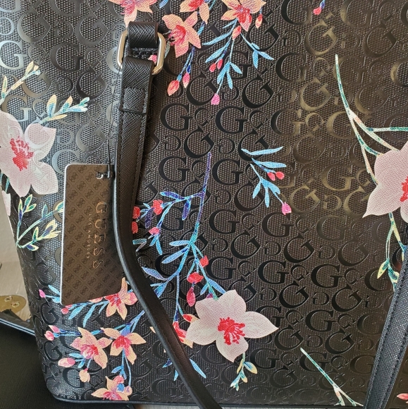 SOLD Guess Black Floral Tote Bag and Wristlet S… - Picture 6 of 6